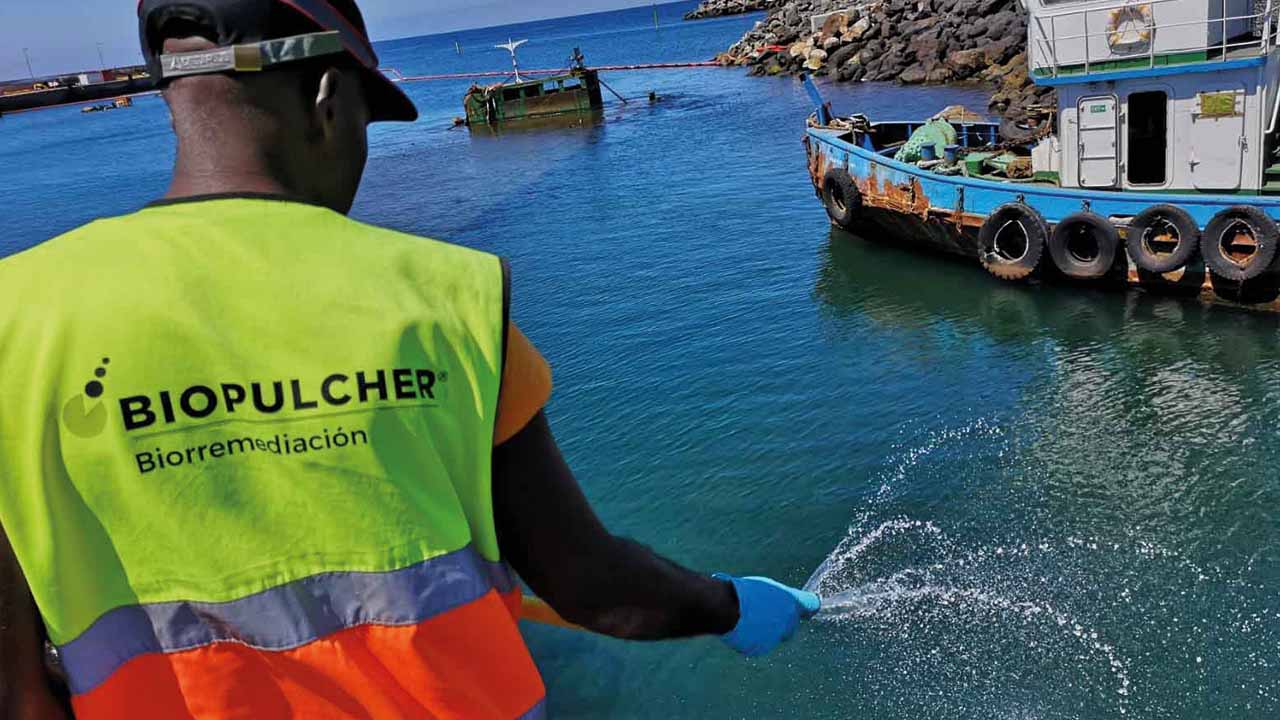 Opérateur de BioPulcher appliquant le bioremédiateur dans le port de Gran Tarajal