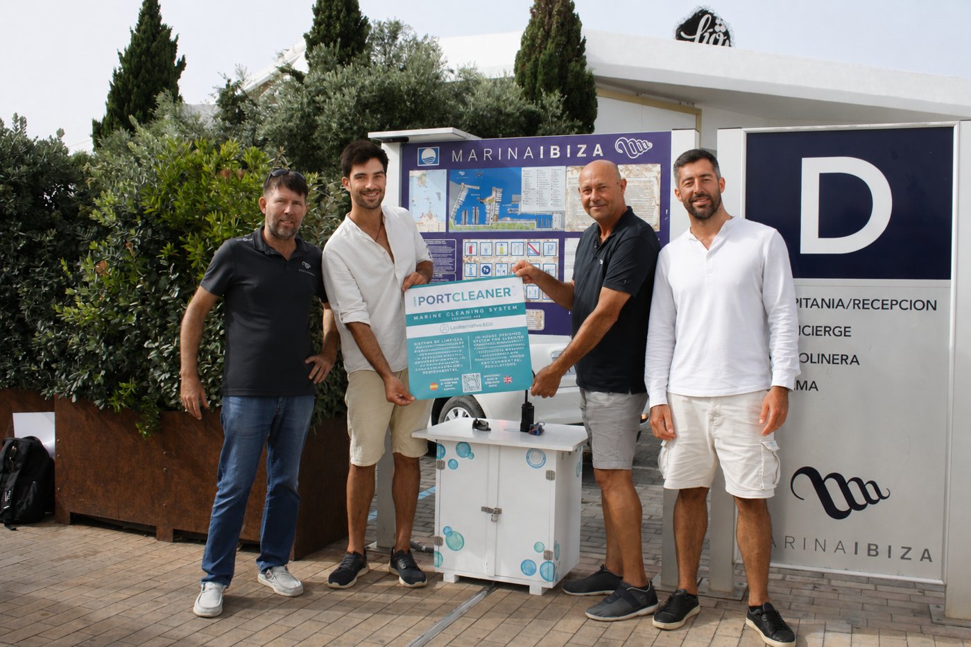 Equipo de PortCleaner en Marina Ibiza