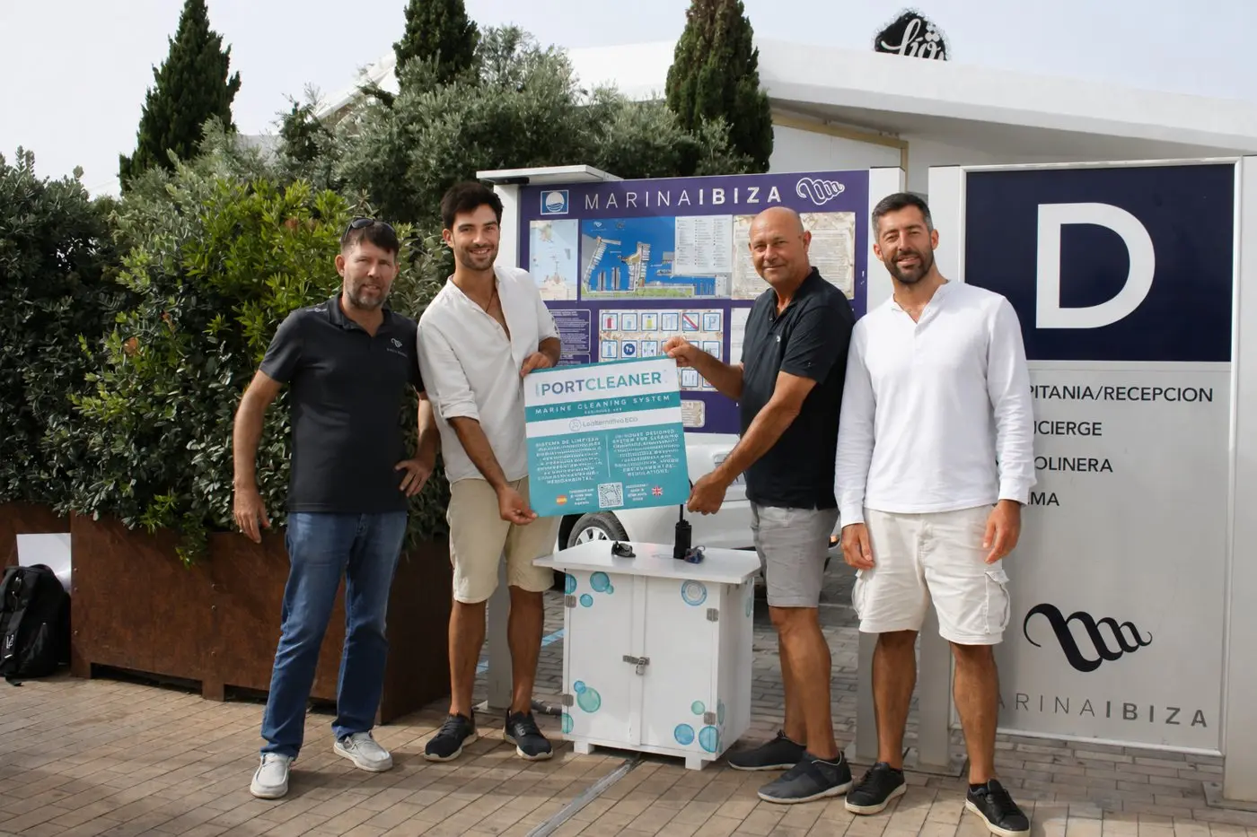Equipo de PortCleaner en Marina Ibiza
